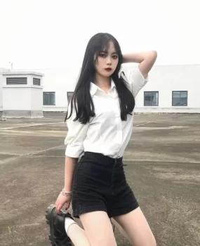 河南清纯反差小仙女，无毛小馒头竟是消防栓，床单湿了一大片